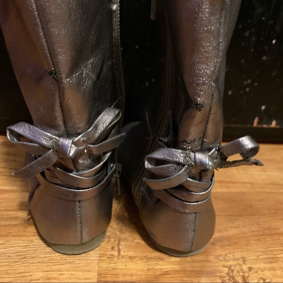 GAP Mauve Metallic Shiny Boots for Girls with Faux Fur Trim and Lace Up Heel - Picture 6 of 7